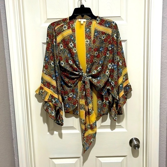 Francesca’s Yellow top with flowers Size Medium Crop Front Flair Sleeved - Picture 1 of 5